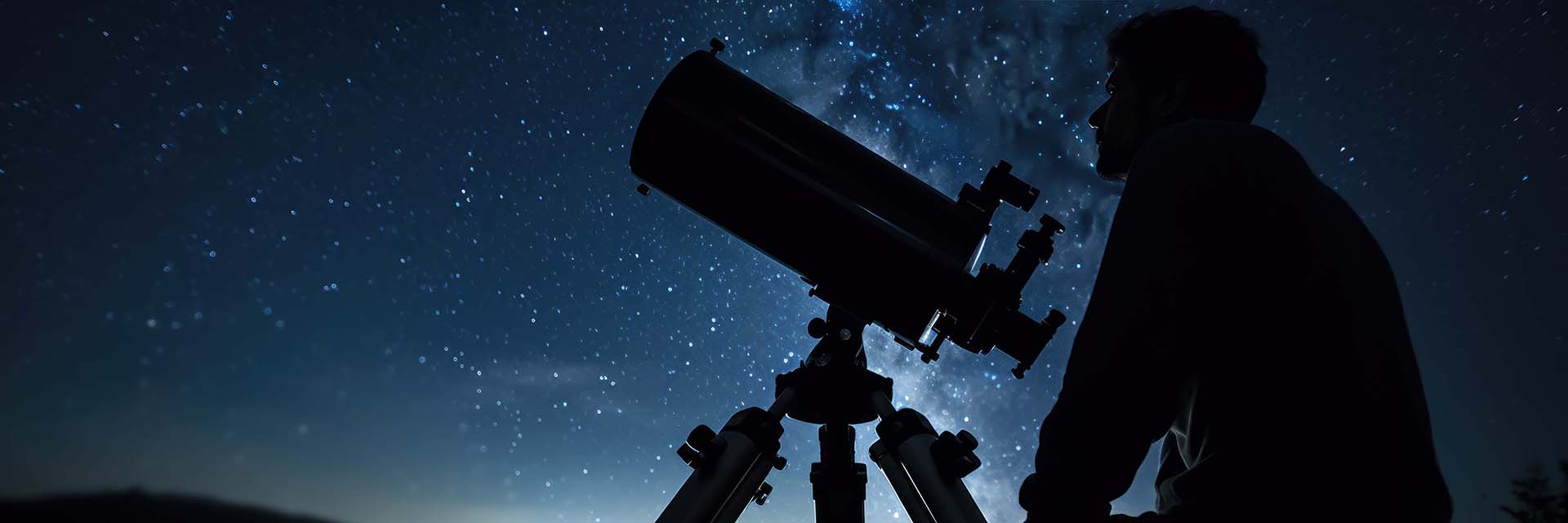 Image d'une persoone près d'un télescope pendant la nuit